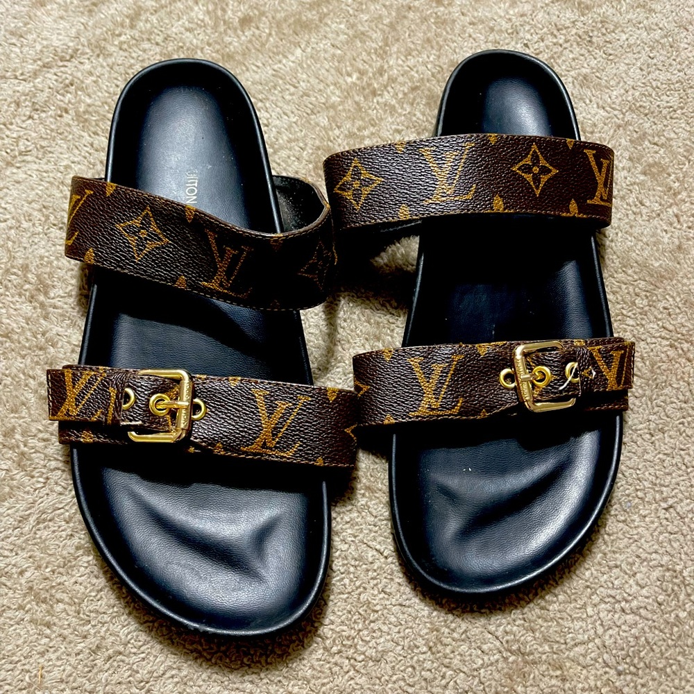 Sandals size 9 runs small fits like a 8